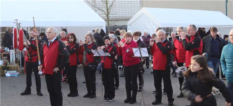 Der Tambourclub „Spielfreunde“ Niederlützingeneröffnete den Markt musikalisch. Fotos: Hohmann