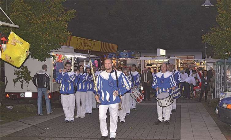 Der Tambourcorps Blau-Weiß unterstützte den Kirmes-Ausrichter BSC Unkelbach.AB