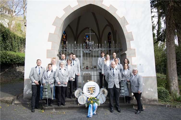 Der Tambourcorps legte zu Ostern eine Blumenschale nieder.  Foto: privat