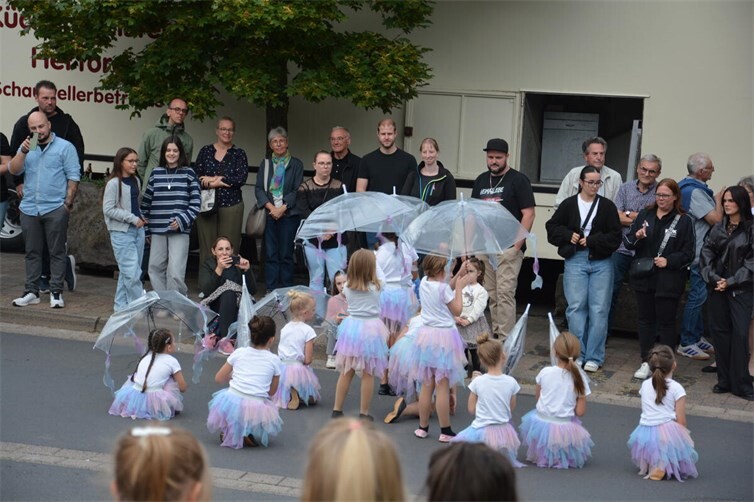 Der Tanz der Bambini der Tanzgruppe