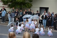 Der Tanz der Bambini der Tanzgruppe