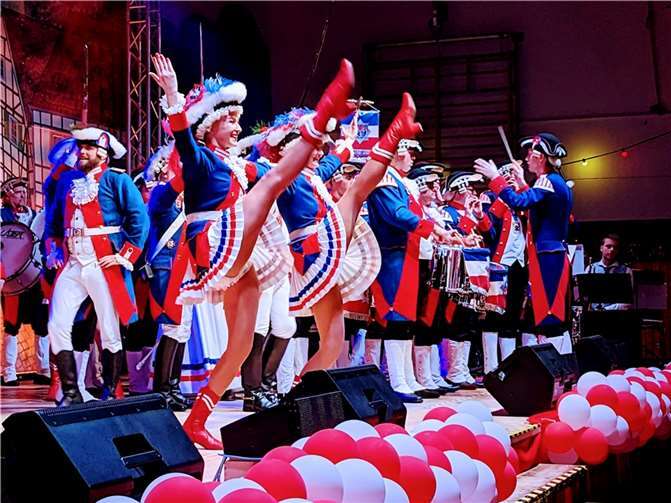 Der Tanz der Mariechen vom Bonner Stadtsoldatencorps begeisterte das Publikum.  Fotos: Thomas Kramer/KG Rheinbreitbach