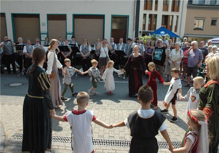 Ein Weinort „im Wandel der Zeit“ Der Tanz der kleinen Landsleute kam hervorragend an.