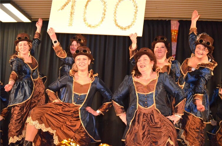 Der Tanz des Damenkomitees. Foto: AKS