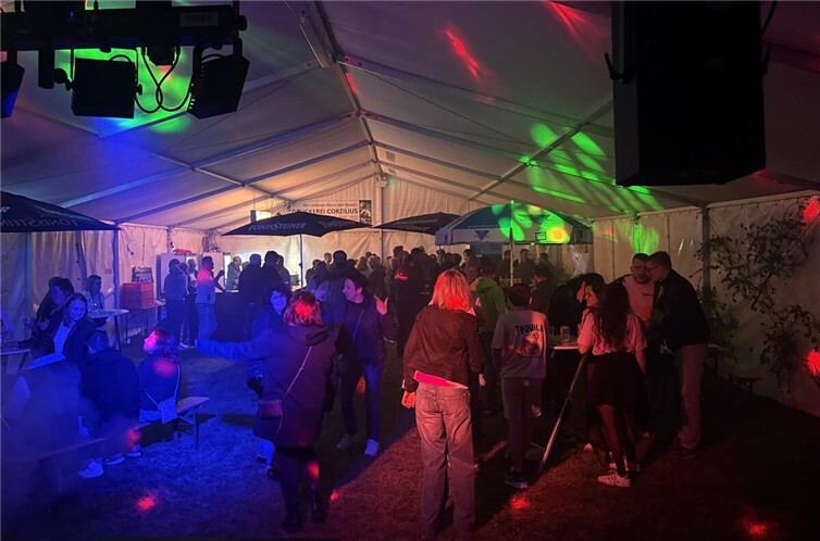 Der Tanz in den Mai war für viele Besucher und Besucherinnen wieder eine tolle Gelegenheit zum Feiern Austauschen.
