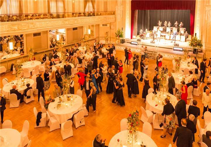 Der Tanzabend „maiBALL“ im festlichen Steigenberger Kurhaus-Saal ist für Tanzbegeisterte genau das Richtige.  Dominik Ketz (1)/Magdalene Steinbeis (1)