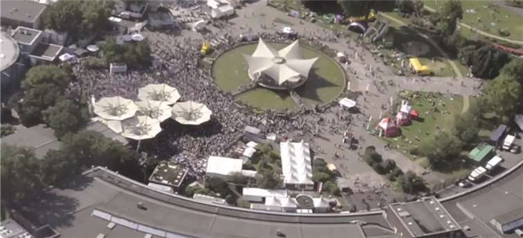 Der Tanzbrunnen ist Kölns schönste Open-Air-Loacation. Bei der Sommergaudi am 23. August verwandelt sich das Gelände im Rheinpark in einen riesigen Biergarten. privat