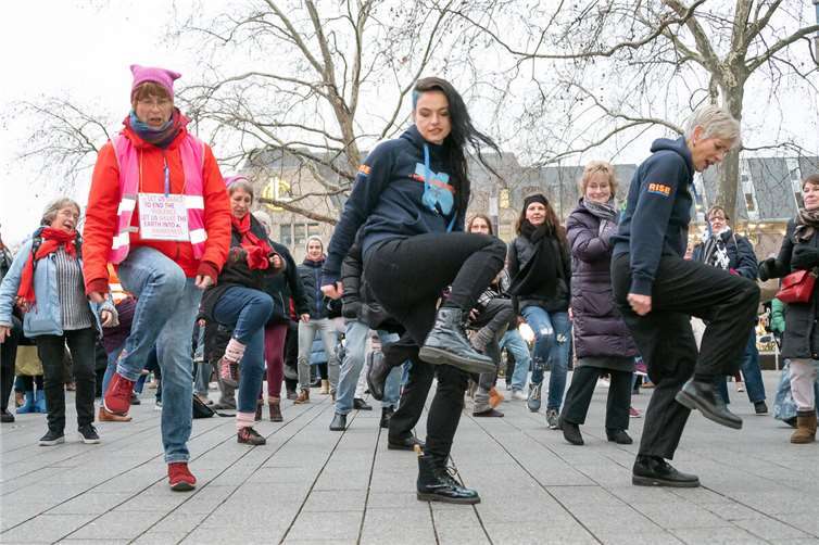 „One Billion Rising“ Tanzflashmob am Löhrrondell in Koblenz Der Tanzflashmob am Löhrrondell. Fotos: SCH