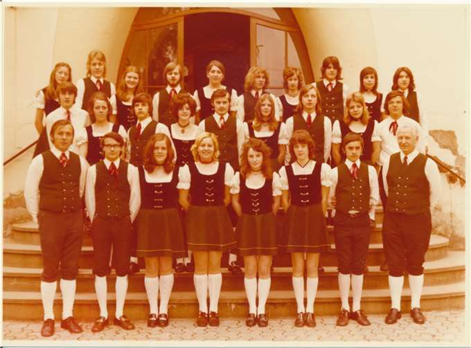 Der Tanzkreis Lahneck in ihrer ersten Tracht, vor 1973. Helmut Ragge rechts im Bild. Fotos: Sammlung Stadtarchiv Lahnstein