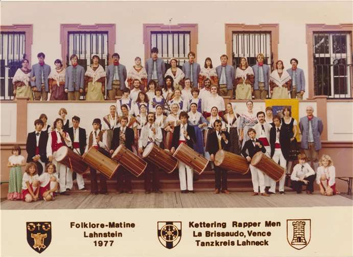 Der Tanzkreis Lahneck zusammen mit La Brissaudo/Vence und Rapper Men Kettering, 1977, Martinsschloss. Helmut Ragge steht ganz rechts.