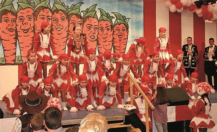 Der Tanznachwuchs zeigte in Rot und Weiß sein Können. RÜ