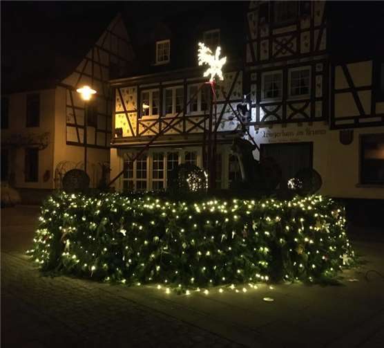 Der Tatzelwurmbrunnen wurde mit Tannenzweigen geschmückt und wundervoll illuminiert.Foto: privat