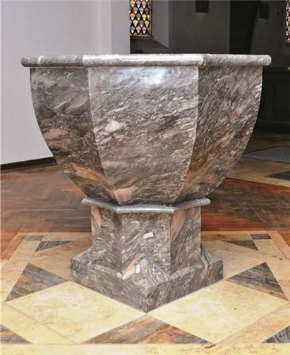 Der Taufstein wurde neu restauriert. privat