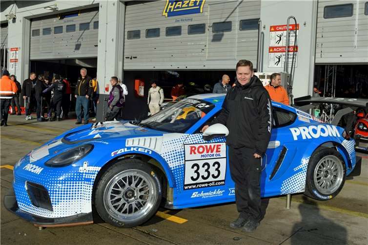 Der Teamchef von Schmickler Performance Markus Schmickler am Klassensiegerauto der SP3T einem Porsche Cayman 982.