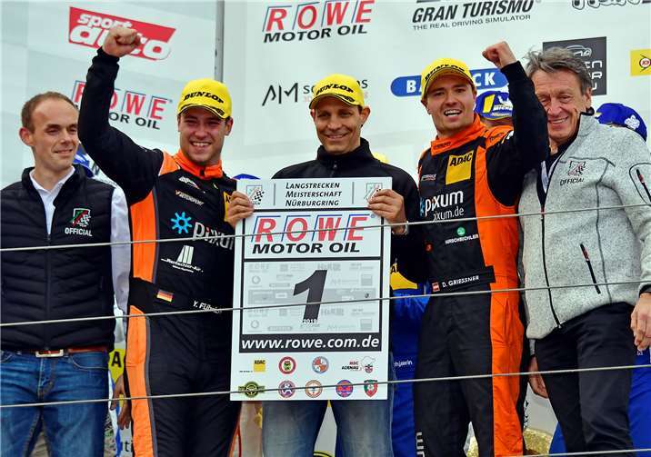 Der Teamchef von Team Adrenalin Motorsport Matthias Ungermit der Startnummer 1 umrahmt von seinen neuenVLN Meister 2019: David Griessner und Yannick Fübrich (li).