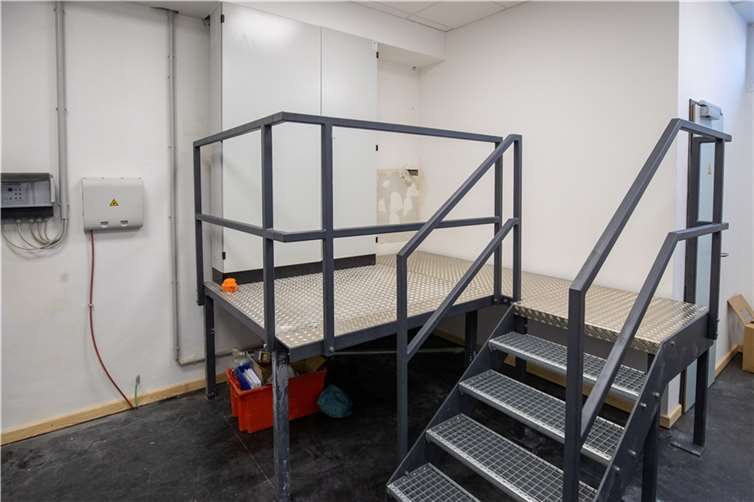 Der Technikraum mit höher gelegter Elktroeinheit.