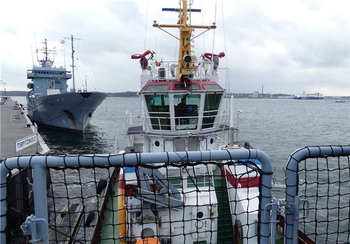 Der Tender Mosel wird von seinem Liegeplatz im Marinehafenvom Schlepper Kiel ins offene Wasser gezogen. Fotos: TE