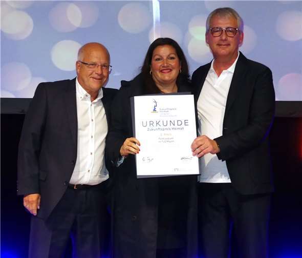 Der Tennisverein Kleeblatt vom TUS Mayen konnte sich bei der Preisverleihung über die Zweitplatzierung und ein Preisgeld von 3.000 Euro freuen.