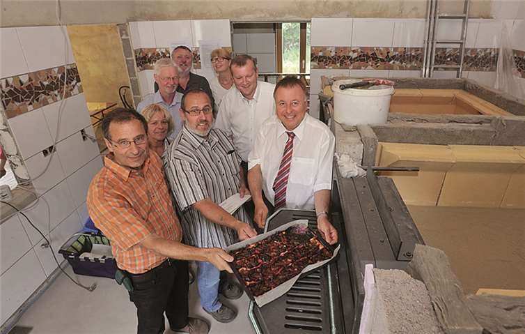 Der Test-Kuchen ist schon gelungen: Günter Bach (vorne von links), Reiner Ackermann und Dr. Jürgen Pföhler mit Achim Juchem (2.v.r.) und Mitgliedern des Backesvereins in Nierendorf. KV-AW