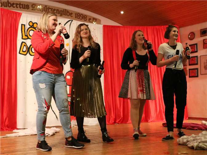 Der Text, den die Mädels zum Besten gaben, stammte aus der Feder von Katharina Frank (2. von links)