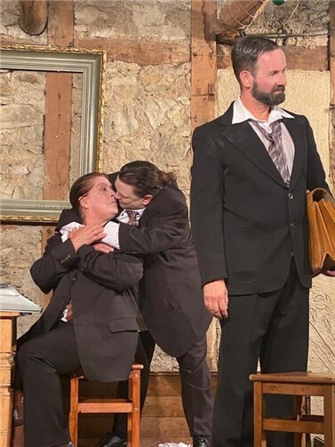 Der Theaterabend lädt das Publikum ein mit den Darstellern zu lachen.