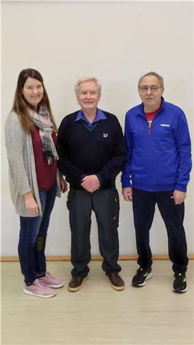 Der Thurer Sportsenior wird vom Abteilungsvorstand in den Ruhestand verabschiedet. Foto: privat