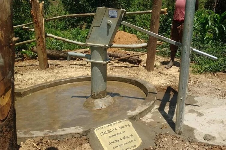 Der Tiefbrunnen in Uganda, Gemeinde Kyakadongo, 2019 zum Preis von 7.466 Euro von der gemeinnützigen Organisation 2aid durch lokale Auftragnehmer gebaut.