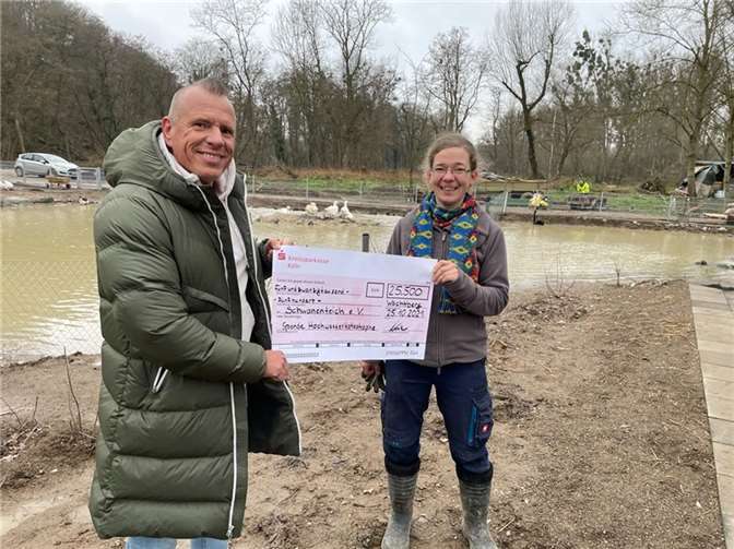 Der Tierschutzverein Wachtberg e.V. konnte letztes Jahr eine Großspende von 25.500 Euro an den Schwanenteich e.V. in Sinzig übergeben, dessen Gelände komplett durch die Flut zerstört wurde.  Fotos: Tierschutzverein Wachtberg e.V.