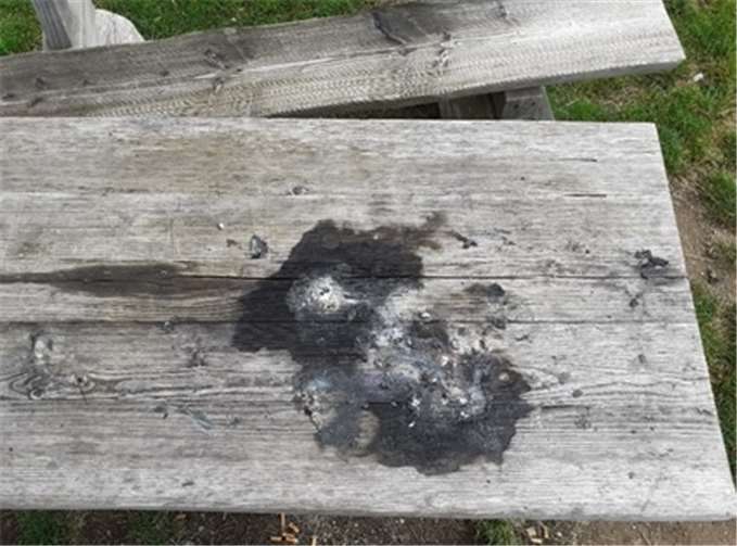 Der Tisch auf dem Bolzplatz wurde zerstört. Foto: privat