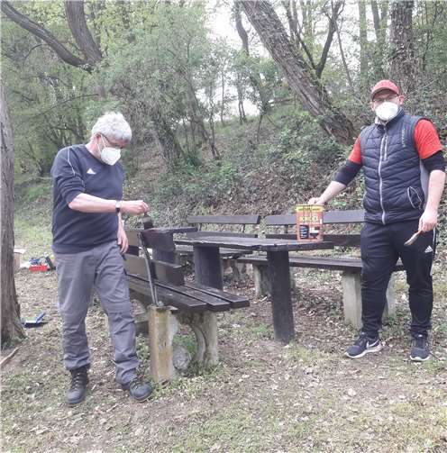 Der Tisch und die Bänke erhielten einen neuen Anstrich.