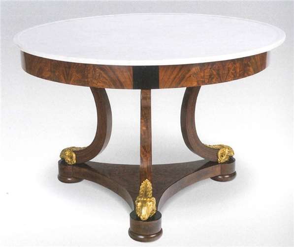 Der Tisch von Jean-Joseph Chapuis gehört zu den frühesten Bugholzmöbeln.Roentgen-Museum Neuwied