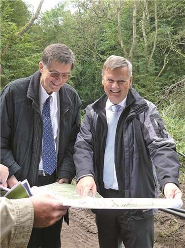 Der Tönissteiner Geschäftsführer, Diplom-Betriebswirt Klaus Körner, und SGD-Präsident Dr. Ulrich Kleemann. privat