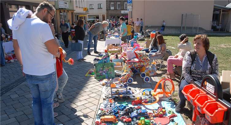Die Kannenbäckerstadt bat zu Tisch Der Töpferplatz in Kinderhand: Traditionell wurde der Platz zur Verfügung gestellt, um gebrauchte Spielsachen zu verkaufen.