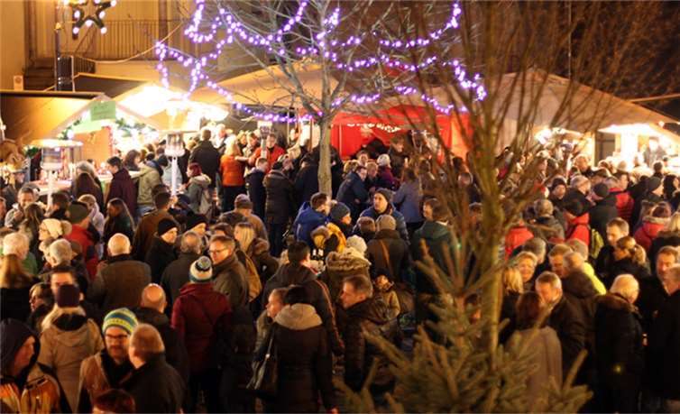 Der Töpferplatz war besonders in den Abendstunden gut gefüllt und es herrschte dementsprechend eine gemütliche vorweihnachtliche Stimmung.Privat