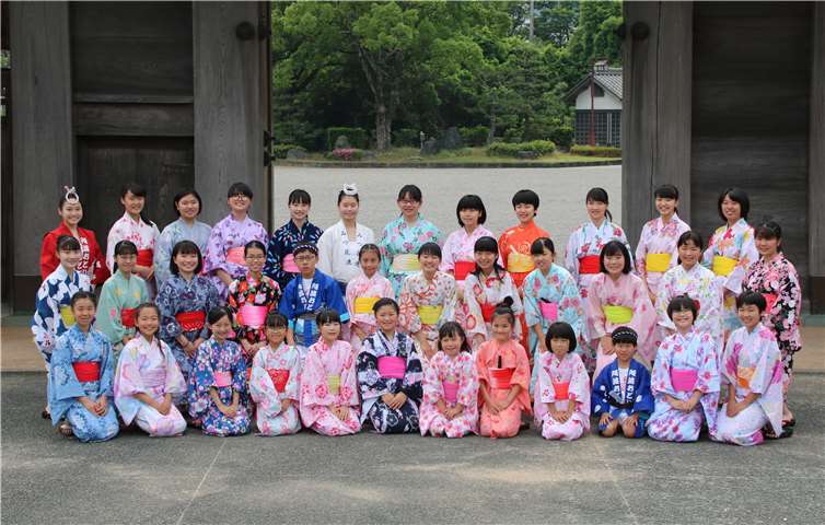 Der Tokushima Jugendchor will mit seinem Programm eine Brücke zwischen Ost und West schlagen. Am 20. August sind die jungen Sänger in der Römerstadt zu hören. Foto: WegenKunstReisen