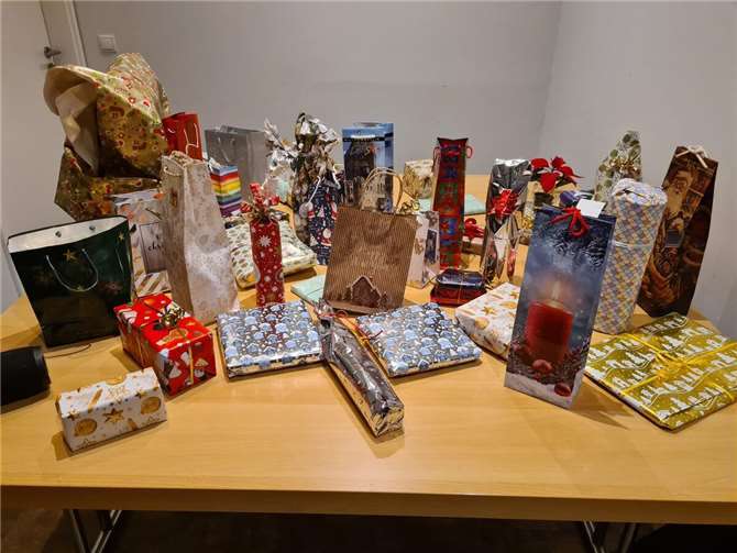 Der Tombolatisch war gefüllt mit Geschenken.Foto: Monika Lehmler/TGO