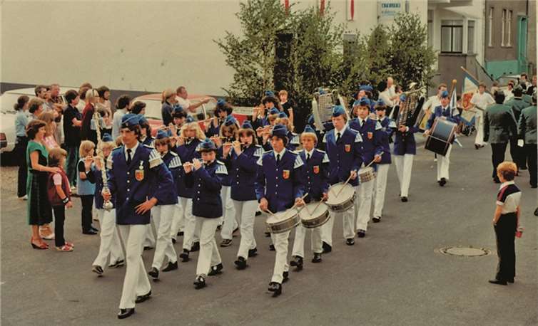 Der Tombourcorps Oberwinter auf der Kirmes 1982.privat