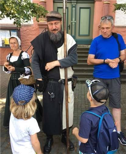 Der Torwächter begrüßte die Anwesenden.privat