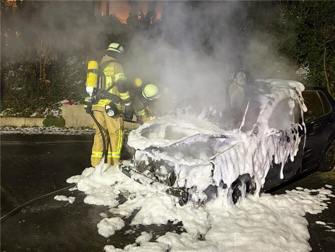 Der Totalverlust des Fahrzeuges konnte nicht mehr verhindert werden. Foto: Freiwillige Feuerwehr Königswinter
