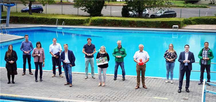Der „Touristische Arbeitskreis“ präsentieren gemeinsam mit Landrat Achim Hallerbachund dem Team der Wirtschaftsförderungsgesellschaft des Landkreises Neuwiedim Wiedtalbad in Hausen die neue Kindererlebnis-Broschüre mit zahlreichen Erlebnistippsund Freizeitbeschäftigungen. So gibt es Informationen zu den Themen „Wasserspaß“ und„Natur“, aber auch Freizeittipps für Indoor- und Outdoor-Aktivitäten.