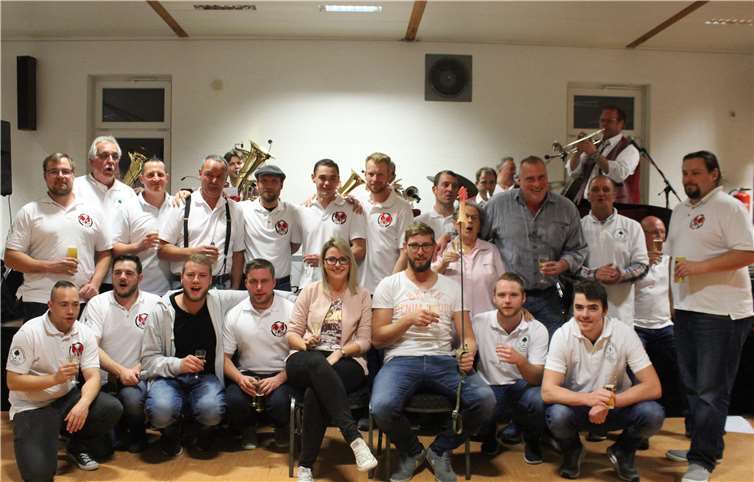 Der Traditionsverein mit dem neuen Hahnekönigspaar Christian und Annika Chrysant. AB