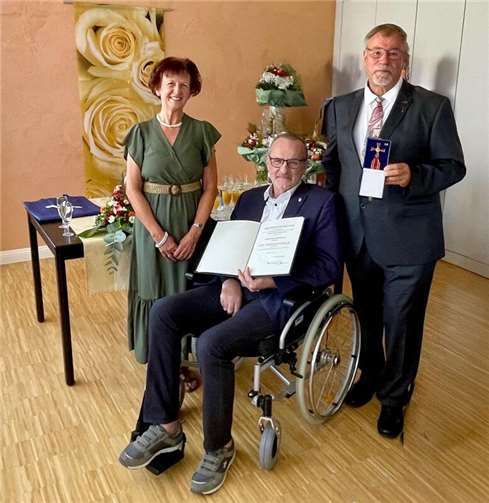 Der Träger des Bundesverdienstkreuzes, Hans-Joachim Duch (rechts), mit der stellvertretenden Landrätin Notburga Kunert (links) und Bürgermeister Jörg Schmidt (Mitte). Foto: Gemeinde Wachtberg