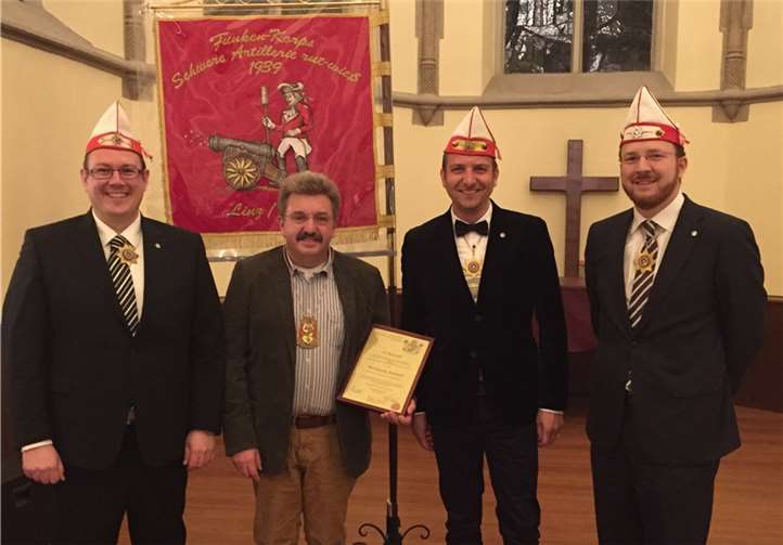 Der Träger des diesjährigen Ordens „Clowneritis Linzensis“, Wolfgang Kuhsel (2. v. li.), mit dem Vorstand des Funken-Korps Schwere Artillerie (Frank Fossemer, Christian Siebertz und Markus Siebertz v. li. n. re.).Privat