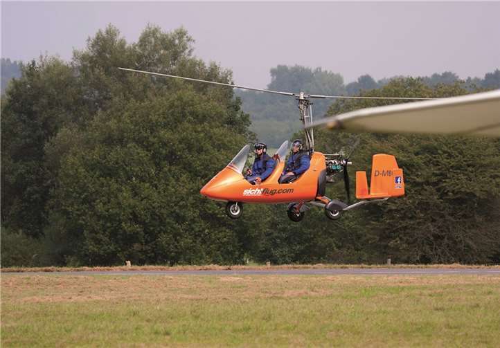 Der Tragschrauber im Landeanflug. Viele Besucher nutzten die angebotenen Mitflugmöglichkeiten.