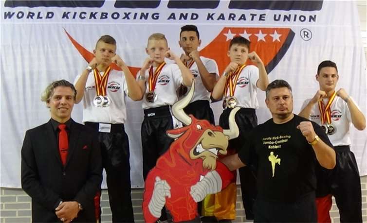 Der Trainer Valeriy Gerasymenko (re.) mit seinen erfolgreichen Sportlern. privat