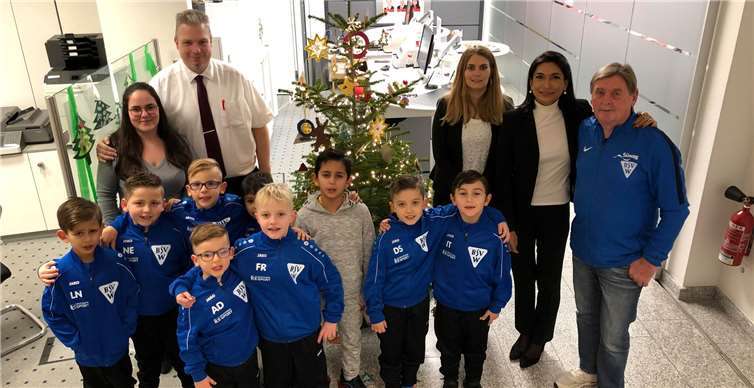 Der Trainer bedankte sich gemeinsam mit derF-1 Jugend bei der Sparkasse für ihre ständige Unterstützung. Fotos: privat