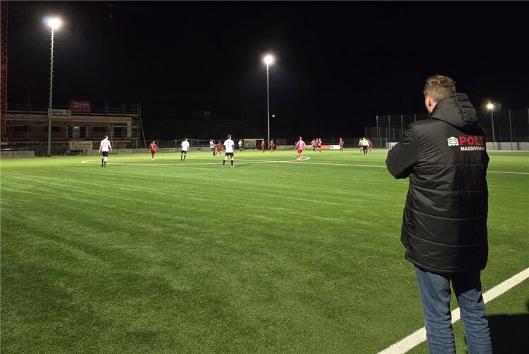 Der Trainer der SG Ahrtal II blickt zufrieden auf die Partie .