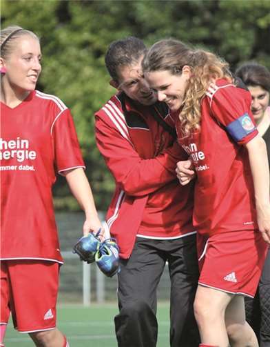 Der Trainer motivierte seine Spielerinnen für das Derby.privat