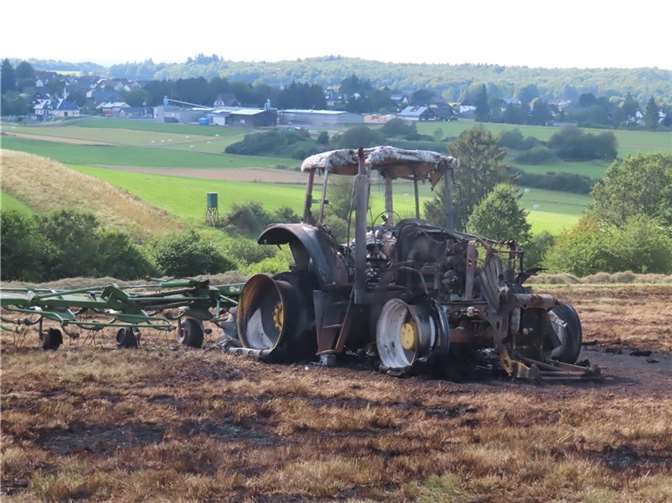 Der Traktor brannte vollständig aus.  Foto: Kreispolizeibehörde Euskirchen