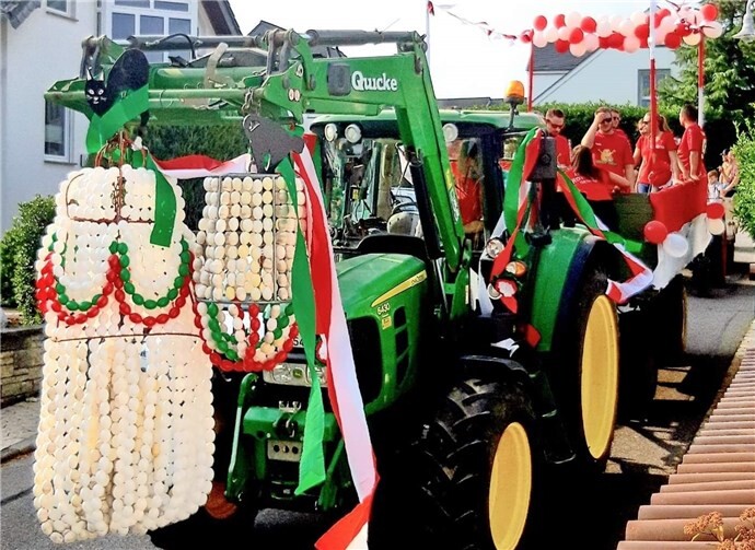 Der Traktor mit den beiden Eierkronen zog am Samstag durch die Straßen.